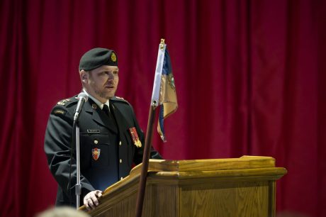 Parade de changement de commandement du 25e Dépôt d‘Approvisionnement des Forces canadienne, lieutenant colonel Lajeunesse (CMDT sortant) et lieutenant colonel McCarthy (CMDT entrant) avec l’officier réviseur, le colonel Arcouette a la garnison Longue-Pointe le 14 mai 2024.

Photo par cplc Duchesne-Beaulieu